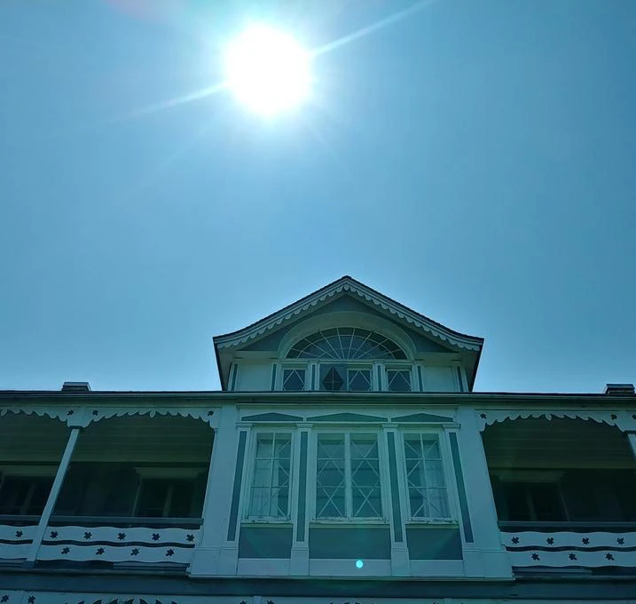 Maison blanche sous le soleil éclatant
