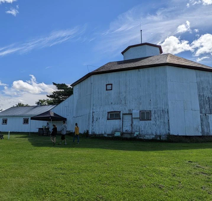 Grange blanche avec ciel bleu et nuages