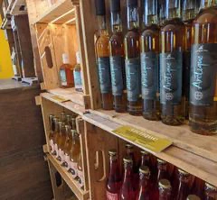 Bouteilles de vins sur étagères en bois.