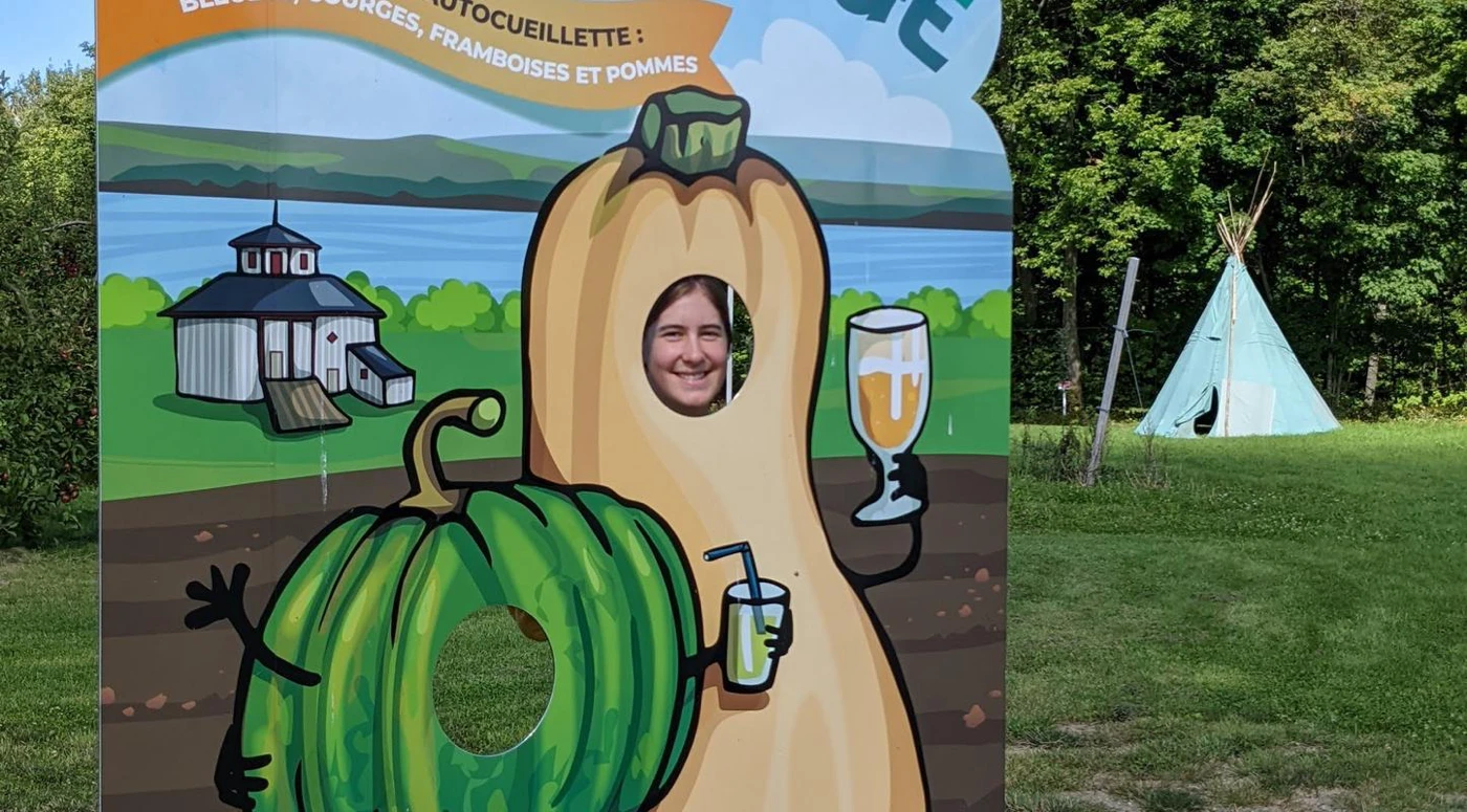 Personne dans un décor de ferme amusant.