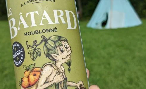 Canette Le Bâtard illustrée, tente en arrière-plan.