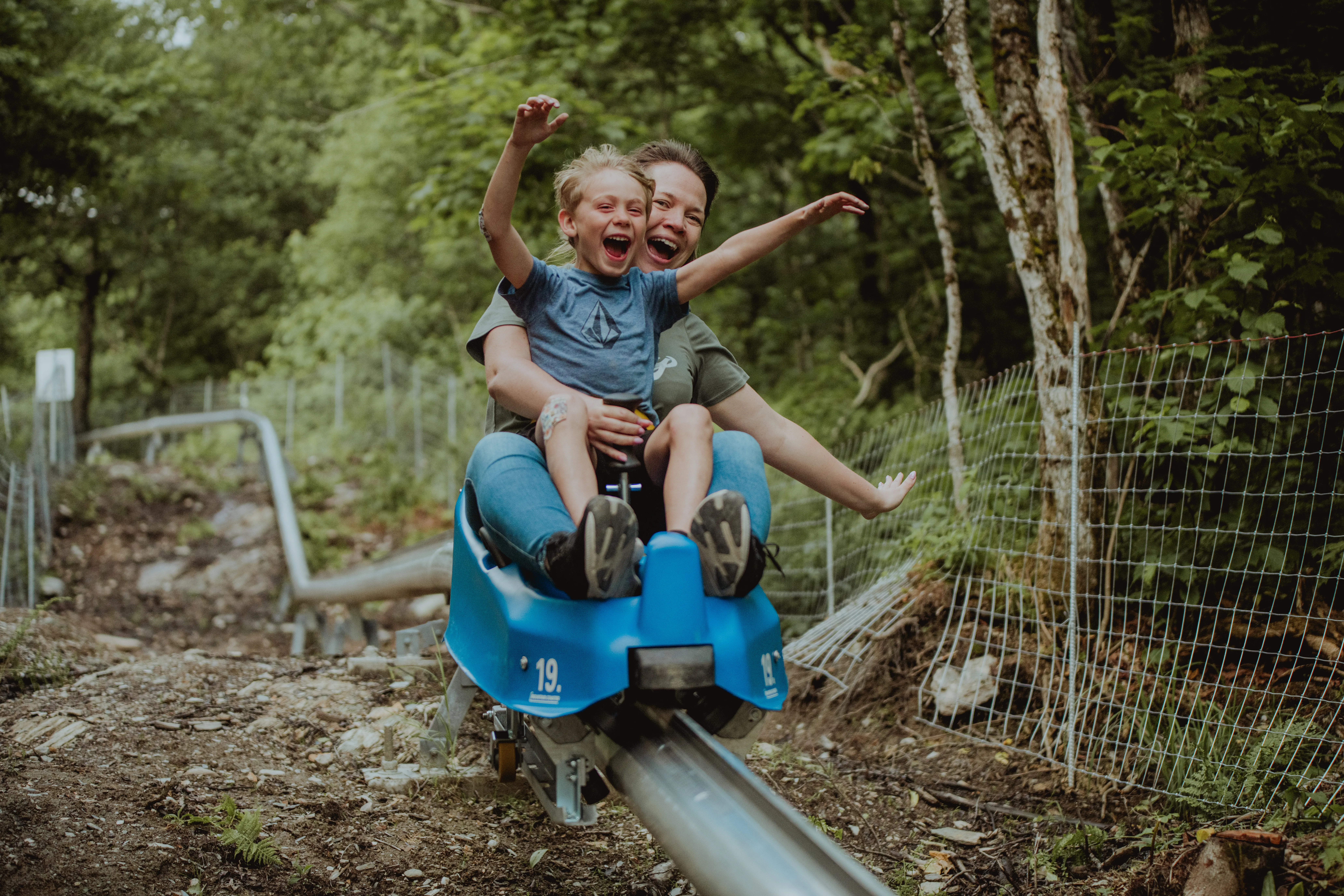 Femme travaillant une planche de bois