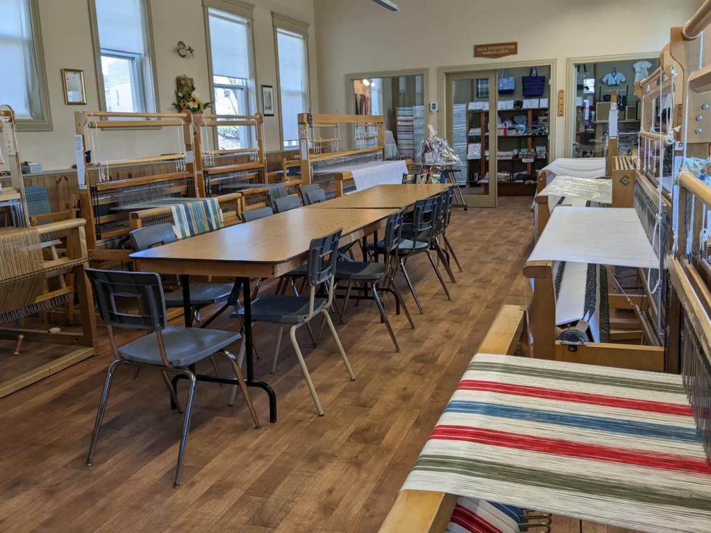  Découvrir l'art du tissage, tricot, crochet ou couture