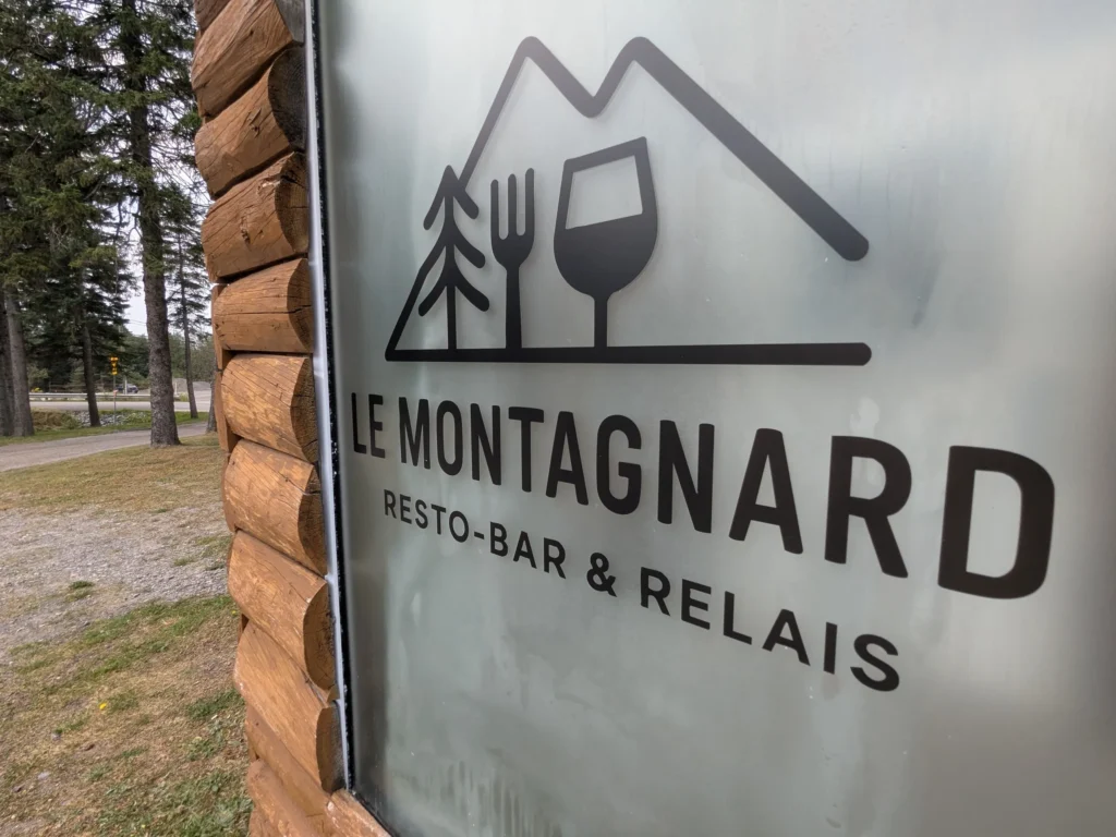 Panneau extérieur du restaurant Le Montagnard.