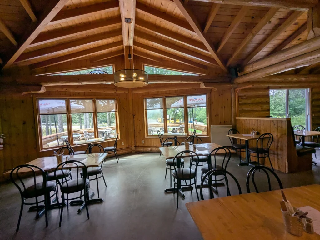 Intérieur d'un restaurant rustique en bois.
